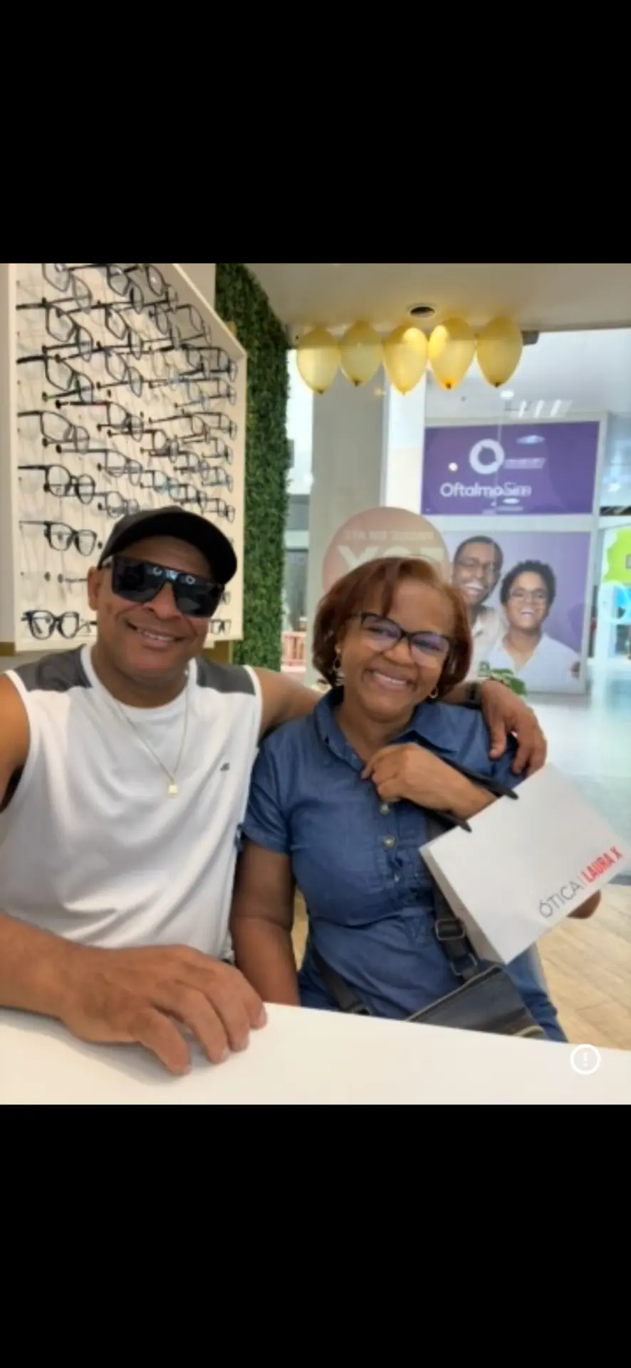 Clientes satisfeitos na Óticas Laura
